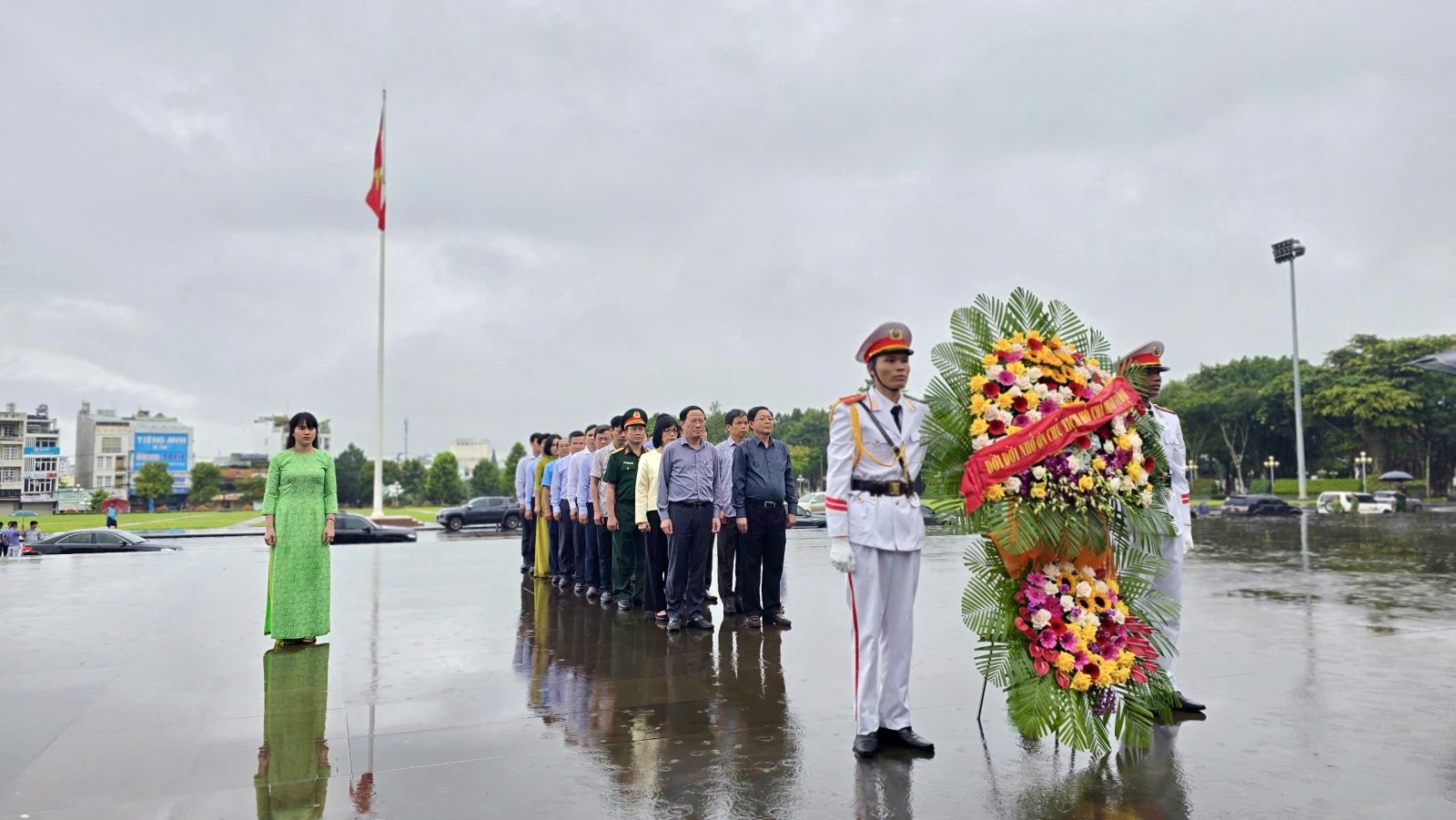 Các đồng chí lãnh đạo tỉnh dâng hoa trước Tượng đài Bác Hồ với các dân tộc Tây Nguyên